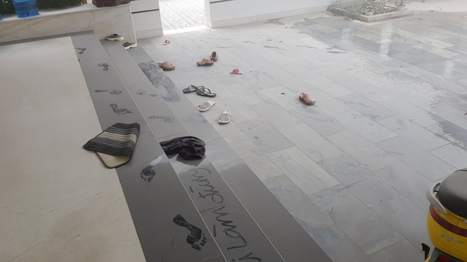 Người dân nghẹt thở trước cảnh bụi bay mịt mù, khi đơn vi thi công dùng máy công suất lớn thổi bụi làm đường - Ảnh 9.