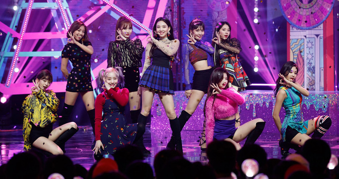 TWICE hết bị chê mặc xấu giờ lại đến mặc hở, liên tục bị ném cho loạt outfit tức mắt vì o ép quá đà, hớ hênh lộ hàng dễ như chơi - Ảnh 1.