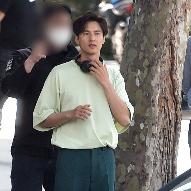 Won Bin gây sốt vì ảnh paparazzi hậu trường: 10 năm không đóng phim mà vẫn làm MXH nổi bão, nhìn visual như ma cà rồng là hiểu - Ảnh 3.