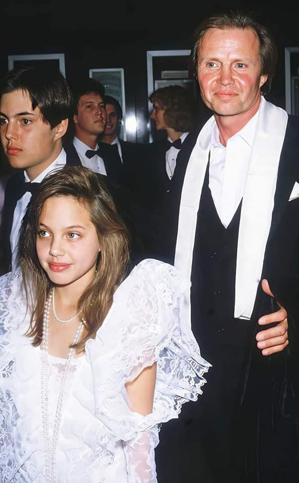 Loạt ảnh thời bé đến thiếu nữ của Angelina Jolie gây sốt trở lại, nhan sắc của đại mỹ nhân Hollywood trong quá khứ có gì mà hot vậy? - Ảnh 2.