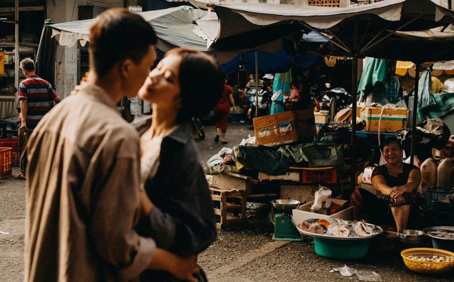 Nụ cười, bán cá: Cười là truyền cảm hứng cho cuộc sống, là lời nói chân thành nhất. Hân hạnh giới thiệu đến bạn bức ảnh đầy tính cách này với những món cá đầy màu sắc và nụ cười tươi tắn của người bán. Đây chắc chắn sẽ làm bạn bật cười và thêm hạnh phúc.