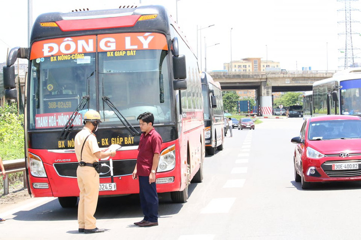 Starting tomorrow, the traffic police in Hanoi will stop checking all vehicles, even if no violations are detected - Photo 4.