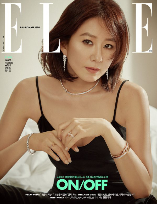 Đại chiến tạp chí bà cả và tiểu tam Thế giới hôn nhân: Kim Hee Ae U55 vẫn táo bạo, nhưng Han So Hee đẹp thế ai đọ lại? - Ảnh 2.