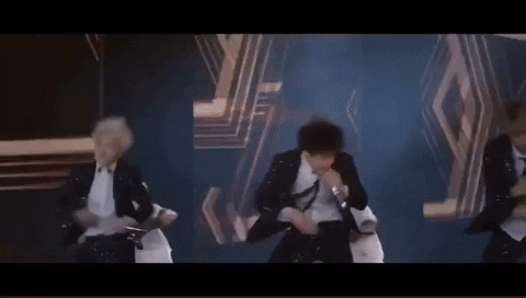 Sợ sập sân khấu, staff của BTS không quản nguy hiểm dùng tay để chống đỡ bảo vệ các chàng trai - Ảnh 7.