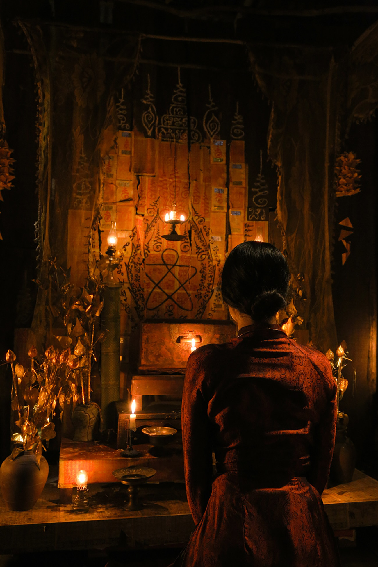 Thiên Linh Cái - Chuyện Chưa Kể: Rùng rợn và chuẩn tâm linh so với bản điện ảnh, thêm 50 phút đẫm máu với nhiều bí ẩn được hé lộ - Ảnh 3. Thiên Linh Cái - Chuyện Chưa Kể: Rùng rợn và chuẩn tâm linh so với bản điện ảnh, thêm 50 phút đẫm máu với nhiều bí ẩn được hé lộ - Ảnh 3.