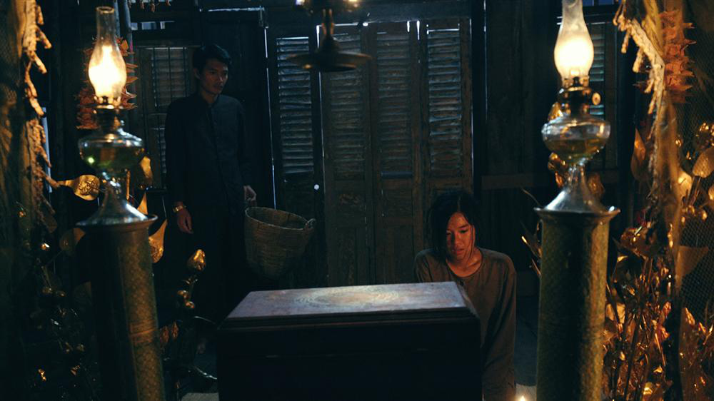 Thiên Linh Cái - Chuyện Chưa Kể: Rùng rợn và chuẩn tâm linh so với bản điện ảnh, thêm 50 phút đẫm máu với nhiều bí ẩn được hé lộ - Ảnh 5. Thiên Linh Cái - Chuyện Chưa Kể: Rùng rợn và chuẩn tâm linh so với bản điện ảnh, thêm 50 phút đẫm máu với nhiều bí ẩn được hé lộ - Ảnh 5.