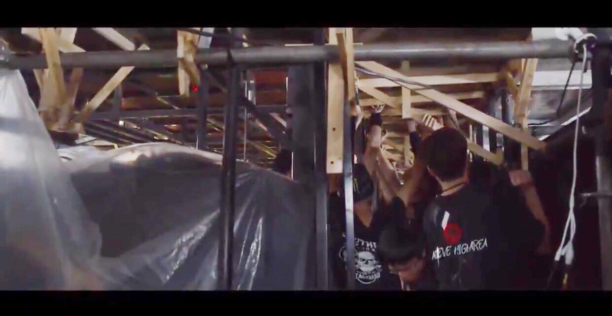 Sợ sập s&acirc;n khấu, staff của BTS kh&ocirc;ng quản nguy hiểm d&ugrave;ng tay để chống đỡ bảo vệ c&aacute;c ch&agrave;ng trai - Ảnh 4.