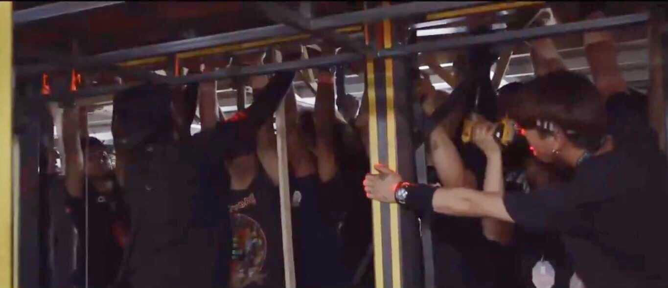 Sợ sập s&acirc;n khấu, staff của BTS kh&ocirc;ng quản nguy hiểm d&ugrave;ng tay để chống đỡ bảo vệ c&aacute;c ch&agrave;ng trai - Ảnh 5.