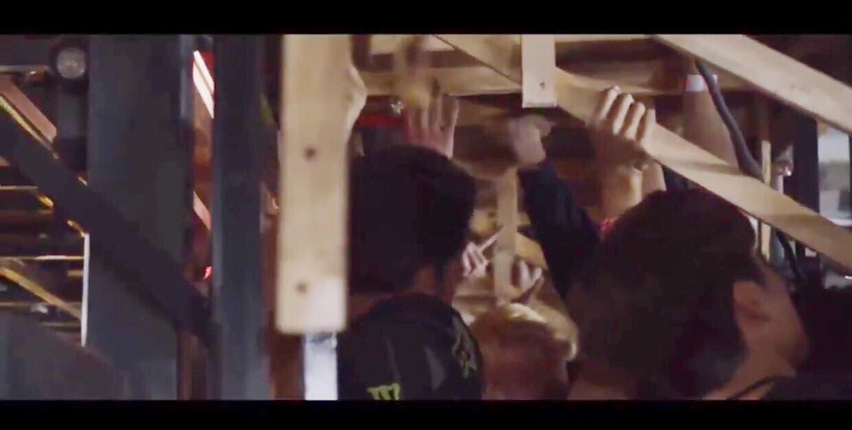 Sợ sập s&acirc;n khấu, staff của BTS kh&ocirc;ng quản nguy hiểm d&ugrave;ng tay để chống đỡ bảo vệ c&aacute;c ch&agrave;ng trai - Ảnh 6.