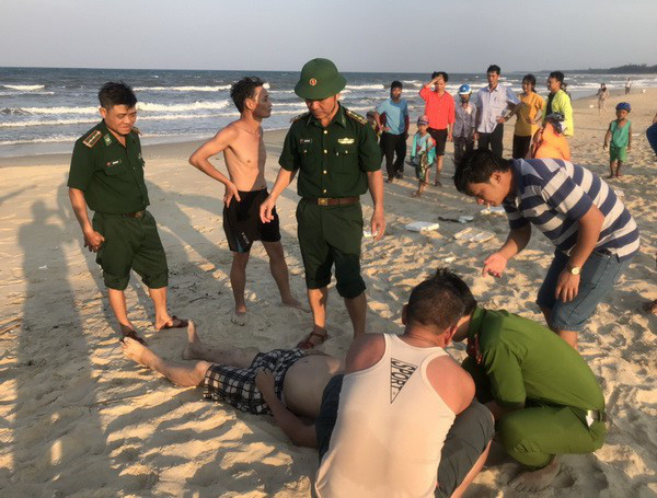 Hai người tắm biển tử vong vì đuối nước tại Quảng Trị - Ảnh 1.