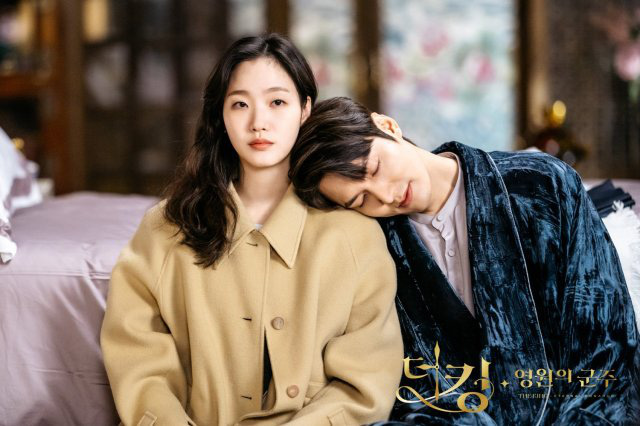 Dậy sóng Kim Go Eun tung hint đáng nghi với Lee Min Ho, trai đẹp cận vệ Woo Do Hwan bất ngờ vào hưởng ứng? - Ảnh 9.