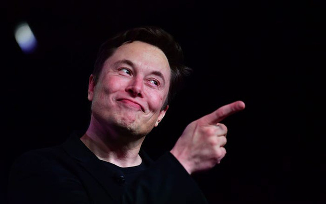 Bị giám đốc Facebook chế giễu kém hiểu biết, Elon Musk đáp trả kiểu cãi cùn: Facebook dở ẹc - Ảnh 2.