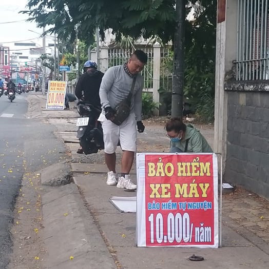 Bảo hiểm xe máy 10.000 đồng mọc lên như nấm ở lề đường Sài Gòn, người mua nguy cơ tiền mất tật mang - Ảnh 5.
