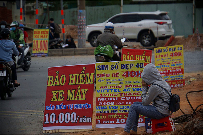 Bảo hiểm xe máy 10.000 đồng mọc lên như nấm ở lề đường Sài Gòn, người mua nguy cơ tiền mất tật mang - Ảnh 1.