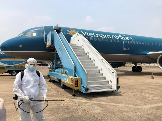 Thêm 4 ca mắc mới COVID-19: 2 tiếp viên hàng không Vietnam Airlines và 2 người trở về từ Mỹ, đều cách ly khi nhập cảnh - Ảnh 1.