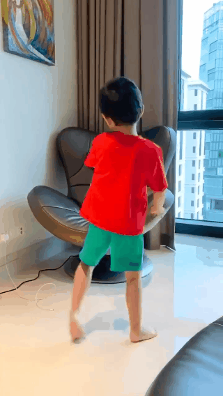 B&eacute; Gấu nh&agrave; Thu Minh khoe giọng, đi đường quyền tr&ecirc;n nền nhạc That Power: Đ&uacute;ng l&agrave; con trai Diva l&agrave; đ&acirc;y chứ đ&acirc;u! - Ảnh 4.