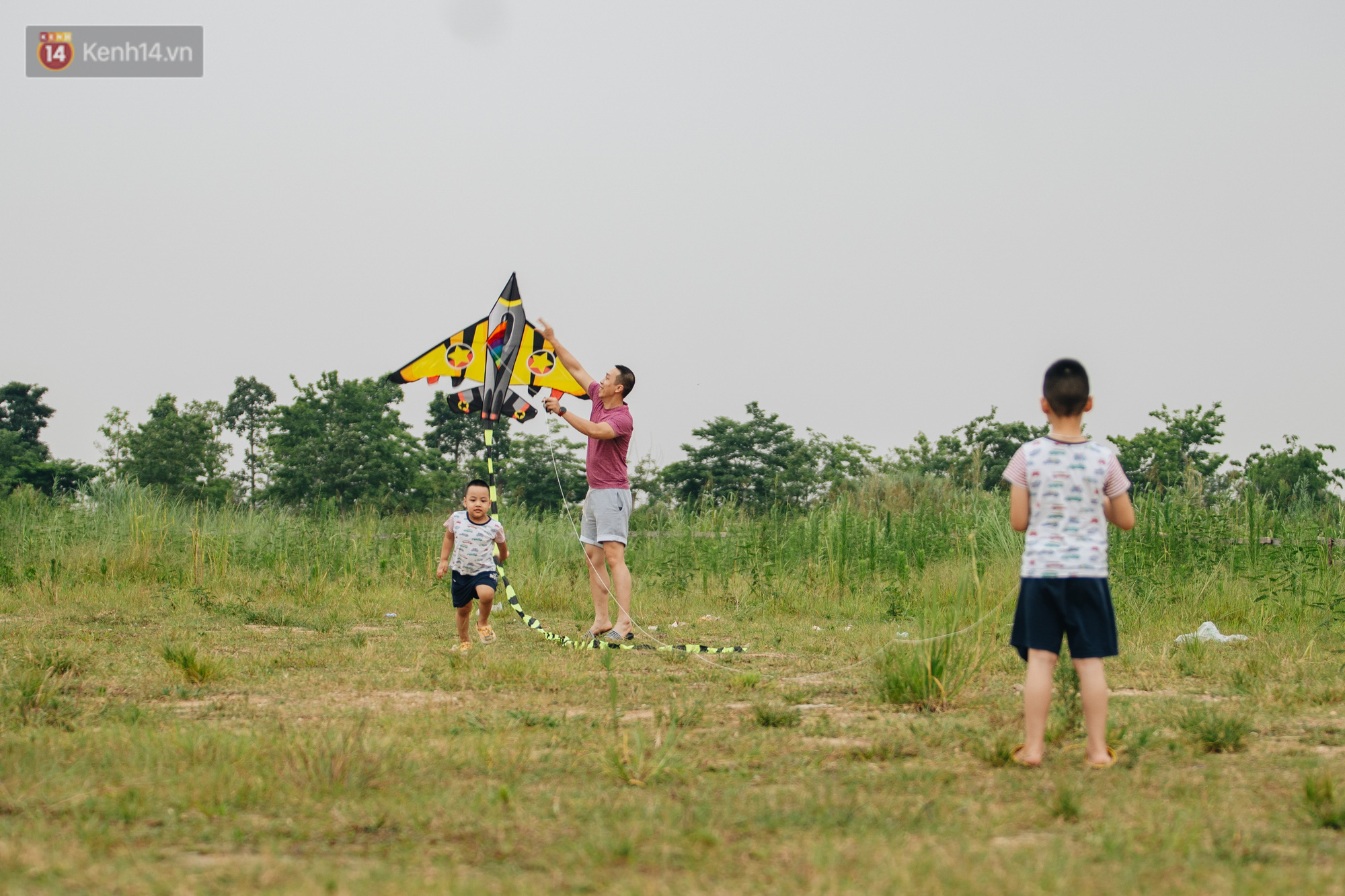 Chùm ảnh: Người lớn, trẻ nhỏ đổ về bãi đất trống khu đô thị Tây Hồ Tây để thả diều - Ảnh 12. Chùm ảnh: Người lớn, trẻ nhỏ đổ về bãi đất trống khu đô thị Tây Hồ Tây để thả diều - Ảnh 12.