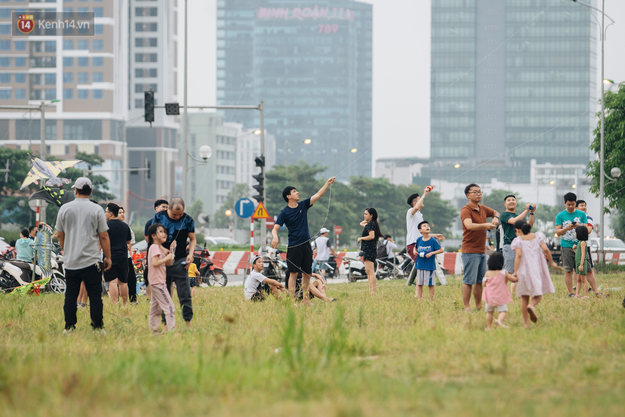 Chùm ảnh: Người lớn, trẻ nhỏ đổ về bãi đất trống khu đô thị Tây Hồ Tây để thả diều - Ảnh 2. Chùm ảnh: Người lớn, trẻ nhỏ đổ về bãi đất trống khu đô thị Tây Hồ Tây để thả diều - Ảnh 2.