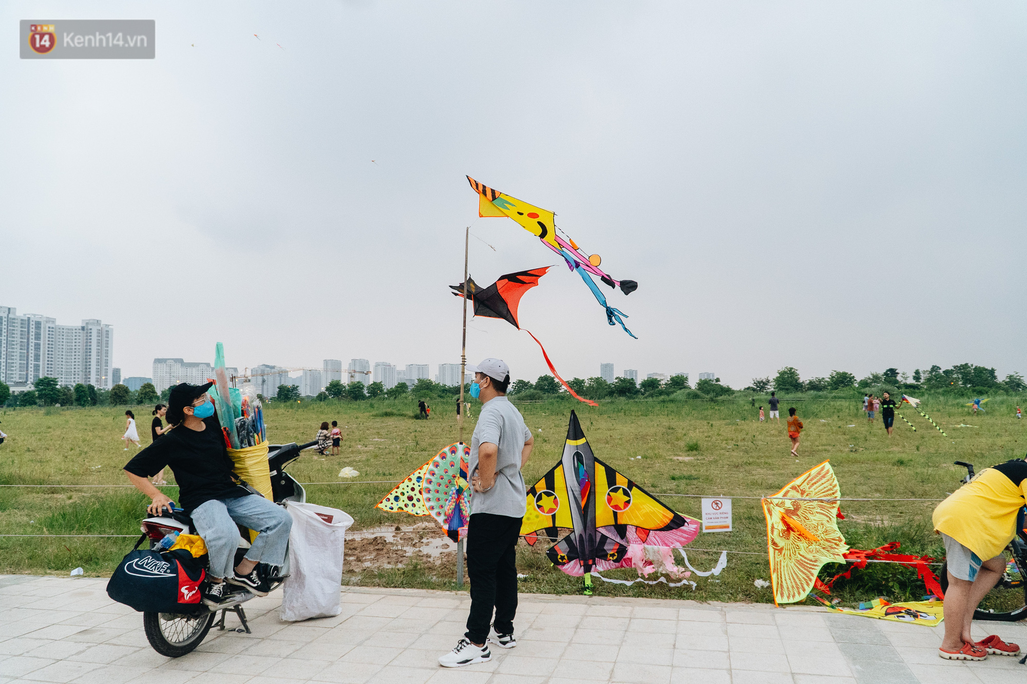 Chùm ảnh: Người lớn, trẻ nhỏ đổ về bãi đất trống khu đô thị Tây Hồ Tây để thả diều - Ảnh 4. Chùm ảnh: Người lớn, trẻ nhỏ đổ về bãi đất trống khu đô thị Tây Hồ Tây để thả diều - Ảnh 4.