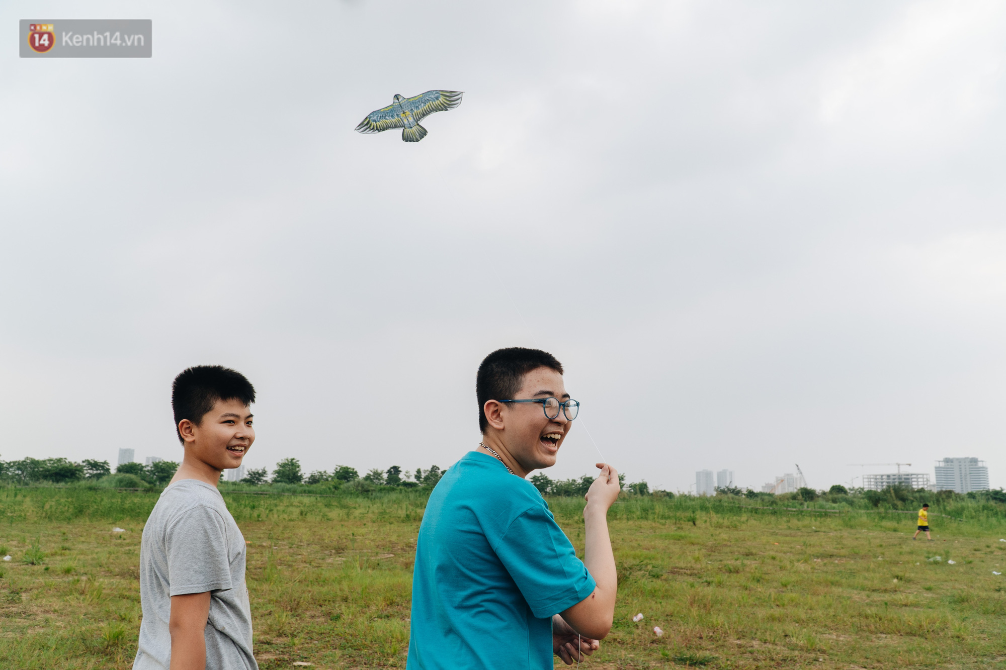 Chùm ảnh: Người lớn, trẻ nhỏ đổ về bãi đất trống khu đô thị Tây Hồ Tây để thả diều - Ảnh 10. Chùm ảnh: Người lớn, trẻ nhỏ đổ về bãi đất trống khu đô thị Tây Hồ Tây để thả diều - Ảnh 10.