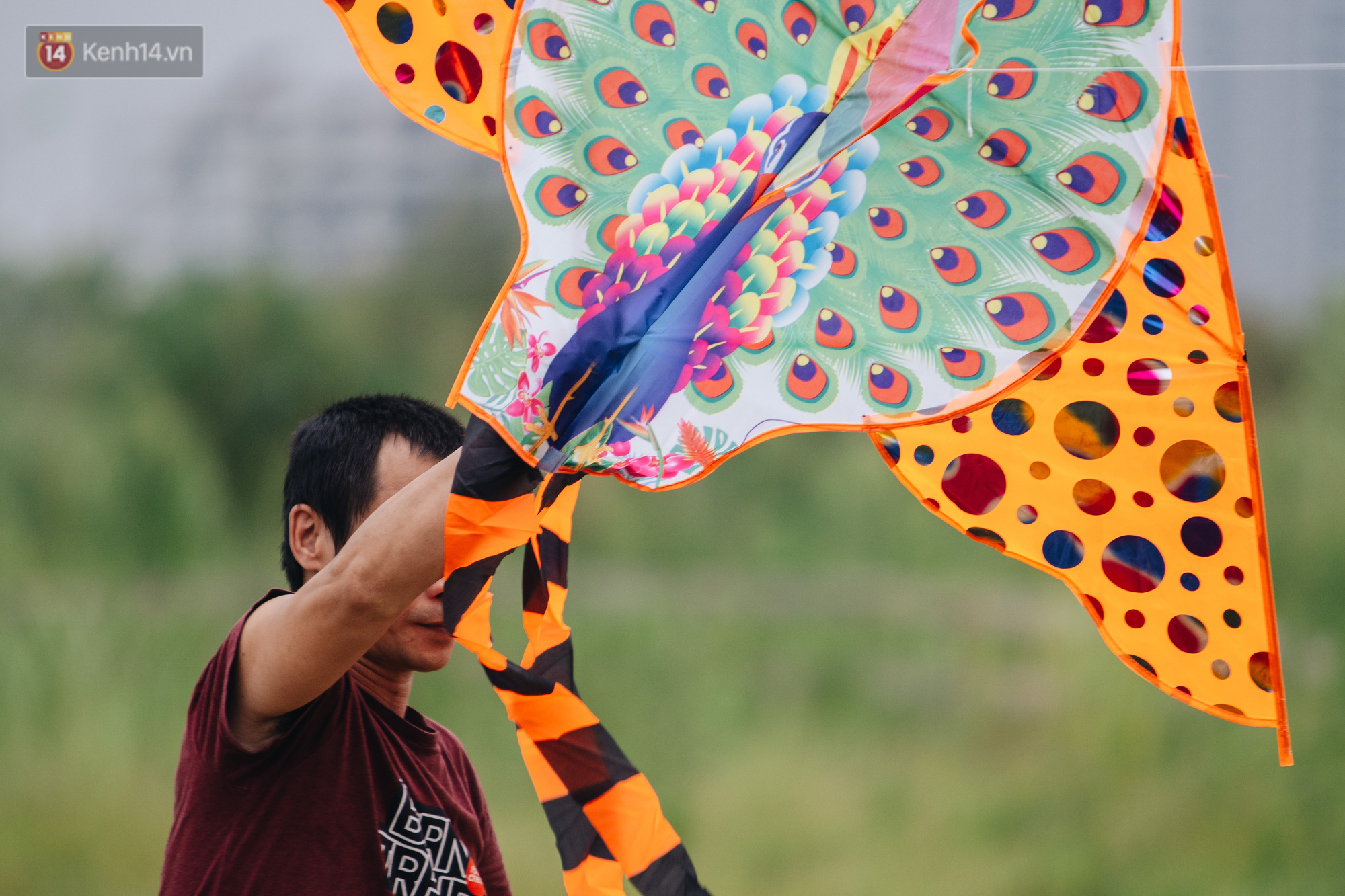 Chùm ảnh: Người lớn, trẻ nhỏ đổ về bãi đất trống khu đô thị Tây Hồ Tây để thả diều - Ảnh 5. Chùm ảnh: Người lớn, trẻ nhỏ đổ về bãi đất trống khu đô thị Tây Hồ Tây để thả diều - Ảnh 5.