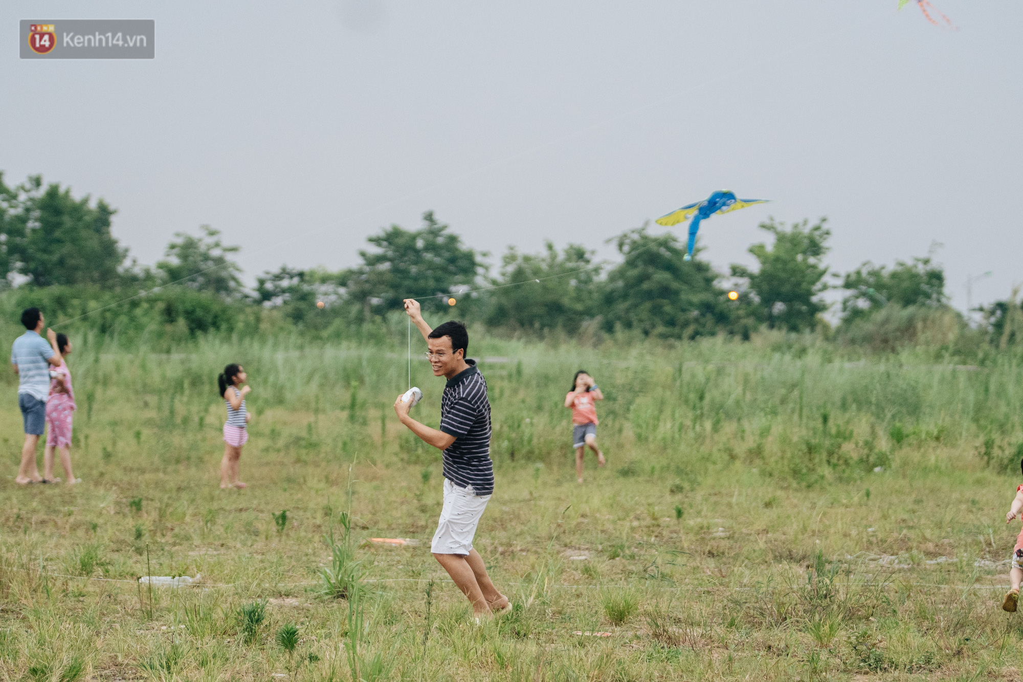 Chùm ảnh: Người lớn, trẻ nhỏ đổ về bãi đất trống khu đô thị Tây Hồ Tây để thả diều - Ảnh 8. Chùm ảnh: Người lớn, trẻ nhỏ đổ về bãi đất trống khu đô thị Tây Hồ Tây để thả diều - Ảnh 8.