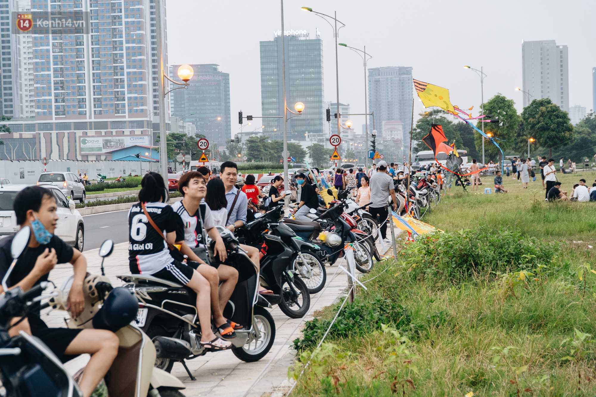 Chùm ảnh: Người lớn, trẻ nhỏ đổ về bãi đất trống khu đô thị Tây Hồ Tây để thả diều - Ảnh 14. Chùm ảnh: Người lớn, trẻ nhỏ đổ về bãi đất trống khu đô thị Tây Hồ Tây để thả diều - Ảnh 14.