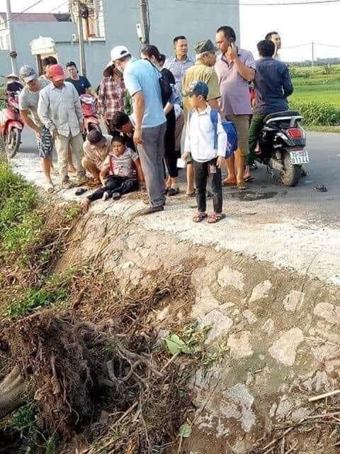 Clip: Kinh hoàng xe bán tải đâm vào cậu bé đi học về rồi lao thẳng xuống mương - Ảnh 2.