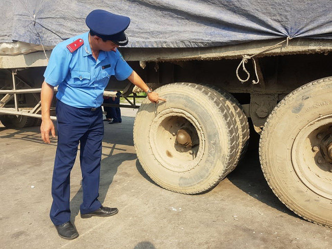 Ninh B&igrave;nh: Kỳ lạ chiếc xe chở đầy h&agrave;ng bị bỏ lại, c&aacute;n bộ giao th&ocirc;ng phải t&uacute;c trực t&igrave;m chủ - Ảnh 3.