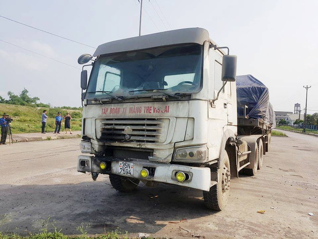 Ninh B&igrave;nh: Kỳ lạ chiếc xe chở đầy h&agrave;ng bị bỏ lại, c&aacute;n bộ giao th&ocirc;ng phải t&uacute;c trực t&igrave;m chủ - Ảnh 5.