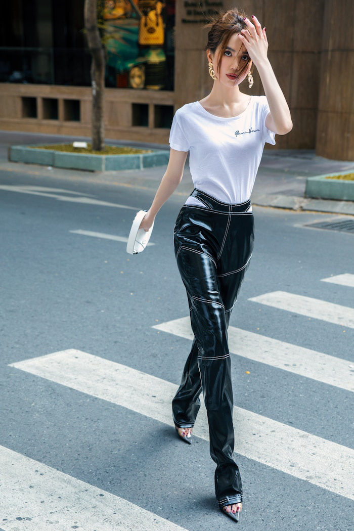 Ngọc Trinh khoe street style khác xưa nhiều rồi, toàn trưng trổ các kiểu quần hở bạo khiến ai nhìn cũng đỏ mặt - Ảnh 5.