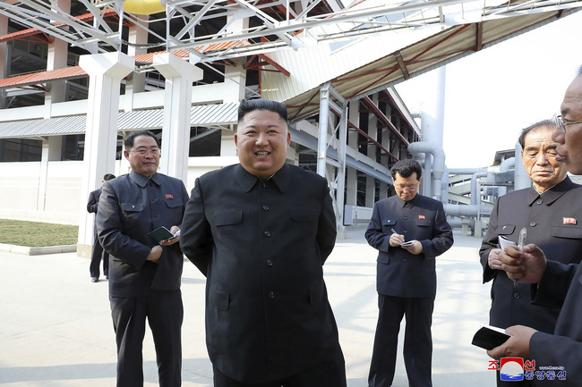 Nhà lãnh đạo Triều Tiên Kim Jong-un lần đầu tiên xuất hiện trước công chúng kể từ ngày 11/4 - Ảnh 1.