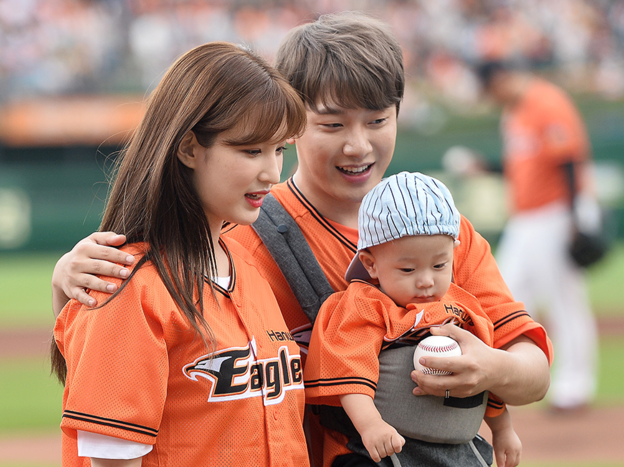 Chuyện idol Kpop bị tẩy chay v&igrave; c&ocirc;ng bố kết h&ocirc;n: Kẻ n&oacute;i dối trắng trợn, người tự tay hủy hoại nh&oacute;m, nhưng liệu họ c&oacute; sai? - Ảnh 10.