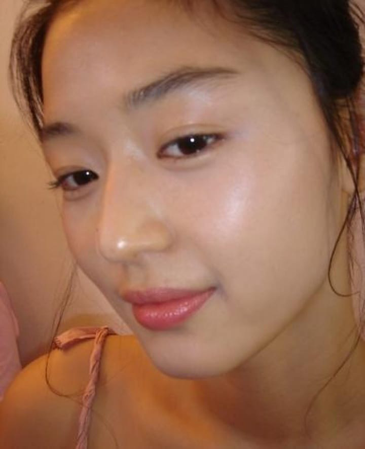 Zoom cận mặt mộc của mợ chảnh Jeon Ji Hyun thời trẻ măng: Da lấm tấm tàn nhang vẫn đẹp không thốt nên lời - Ảnh 1.