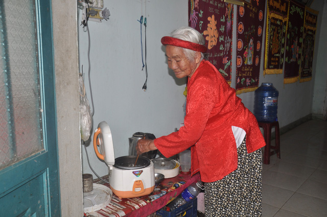 Cụ bà 90 tuổi ở Tây Nguyên xin thoát nghèo, góp tiền ủng hộ quỹ chống dịch - Ảnh 2.