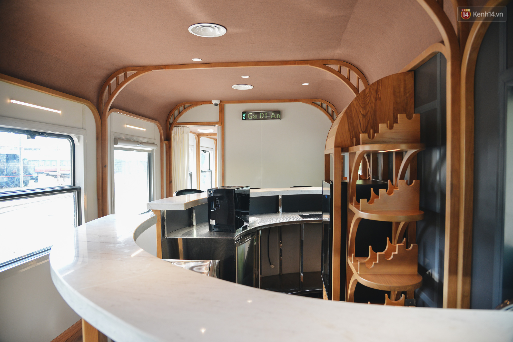 Cận cảnh toa t&agrave;u lửa c&oacute; quầy bar v&agrave; ghế massage thư gi&atilde;n đầu ti&ecirc;n ở Việt Nam sắp đ&oacute;n kh&aacute;ch - Ảnh 9.