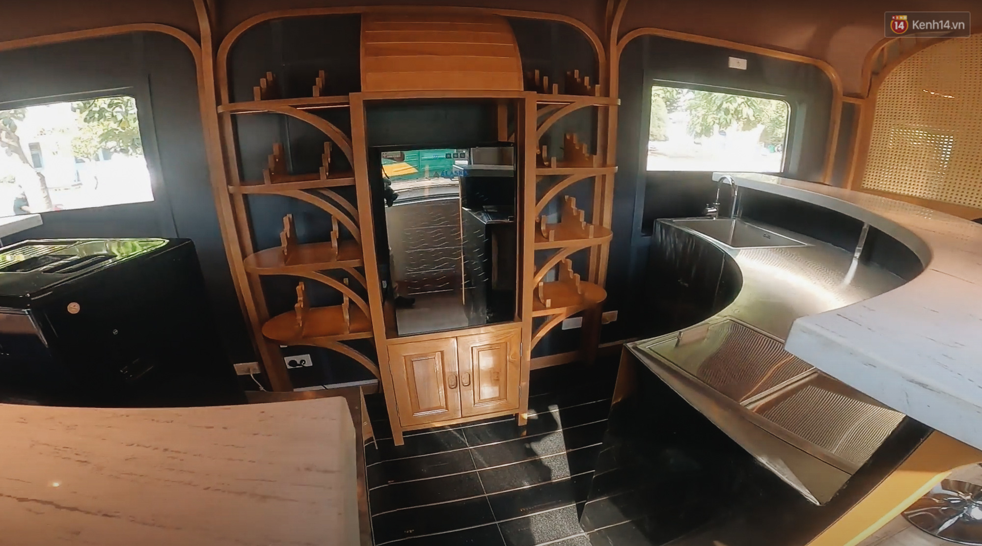 Cận cảnh toa t&agrave;u lửa c&oacute; quầy bar v&agrave; ghế massage thư gi&atilde;n đầu ti&ecirc;n ở Việt Nam sắp đ&oacute;n kh&aacute;ch - Ảnh 6.