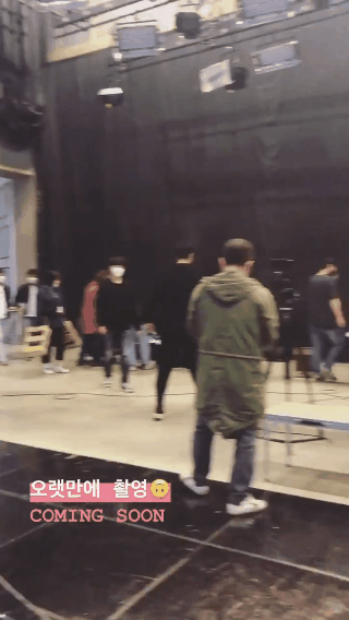 Staff của YG tiện tay đăng clip đang quay hình sau 1 thời gian dài, cuối cùng cũng đến ngày BLACKPINK quay MV mới rồi? - Ảnh 2.