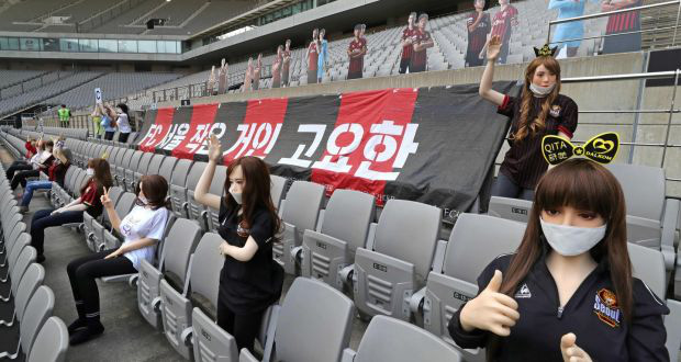 Đặt búp bê tình dục lên khán đài để thay khán giả, đội bóng Hàn Quốc bị phạt 1,9 tỷ đồng - Ảnh 4.