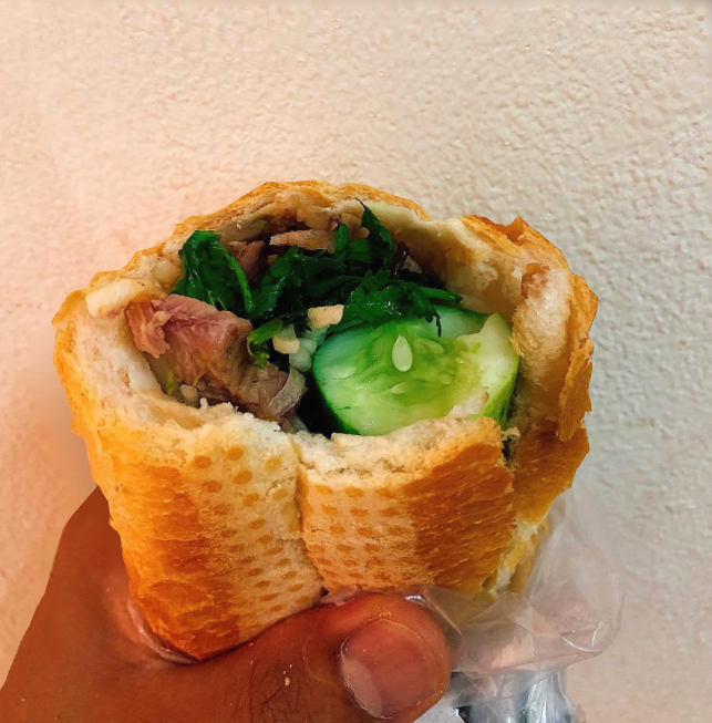 Nhờ bạn làm cho ổ bánh mì để thật nhiều dưa leo, tới lúc ăn thanh niên chỉ biết “khóc thét” vì lý do cực bá đạo này - Ảnh 3. Nhờ bạn làm cho ổ bánh mì để thật nhiều dưa leo, tới lúc ăn thanh niên chỉ biết “khóc thét” vì lý do cực bá đạo này - Ảnh 3.