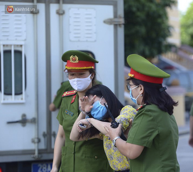 Chùm ảnh: Kẻ khóc ngất, người vẫn cười tươi rồi liên tục giơ 2 ngón tay chào gia đình sau khi bị tuyên án vì gian lận điểm thi THPT ở Hòa Bình - Ảnh 4.