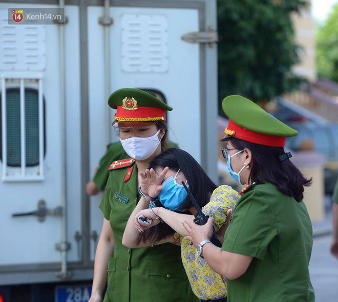 Tuyên án vụ gian lận thi THPT ở Hòa Bình: Chủ mưu lĩnh 8 năm tù, bản án thấp nhất 15 tháng tù treo - Ảnh 3.