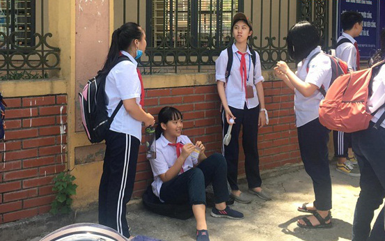 Trường khoá cửa lớp, học sinh Hà Nội đội nắng 40 độ chờ phụ huynh đến đón