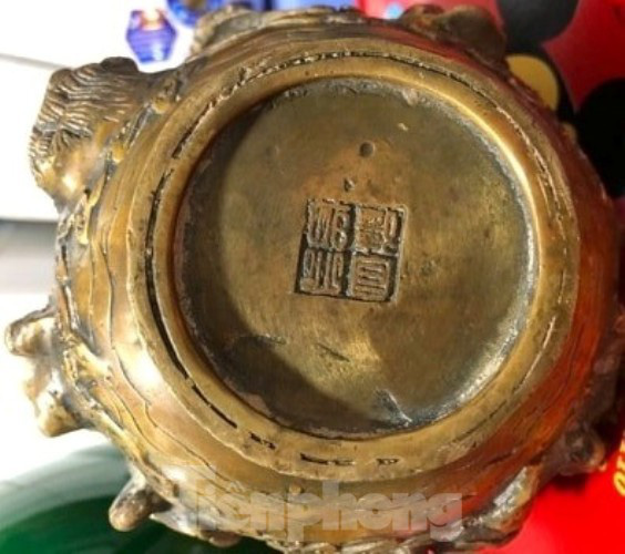 Đ&agrave;o m&oacute;ng l&agrave;m nh&agrave; ở B&igrave;nh Dương, ph&aacute;t hiện nhiều tượng đồng kỳ lạ - Ảnh 5.