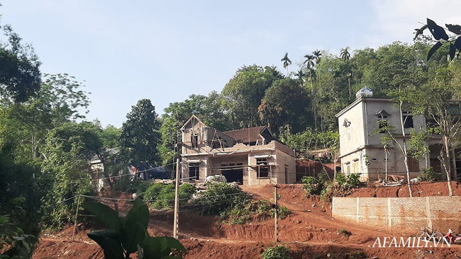 Hòa Bình: Nhà 2 tầng khang trang vẫn thuộc diện nhận tiền hỗ trợ, hộ khó khăn lên ủy ban mới hay đã thoát nghèo từ bao giờ - Ảnh 5.