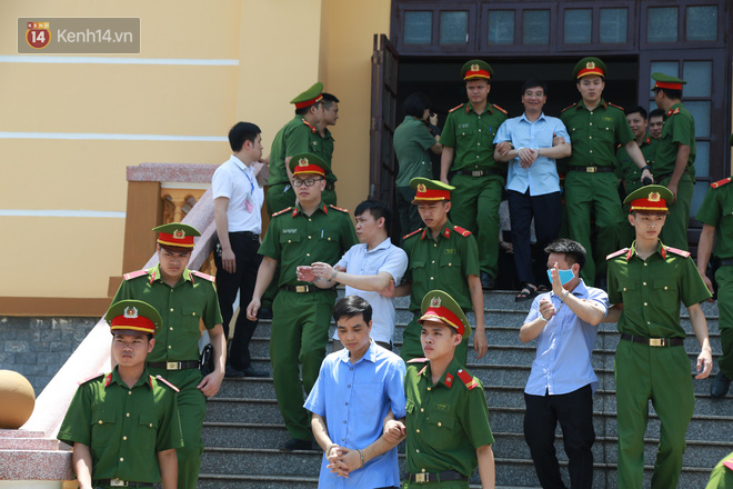 Chùm ảnh: Kẻ khóc ngất, người vẫn cười tươi rồi liên tục giơ 2 ngón tay chào gia đình sau khi bị tuyên án vì gian lận điểm thi THPT ở Hòa Bình - Ảnh 7.