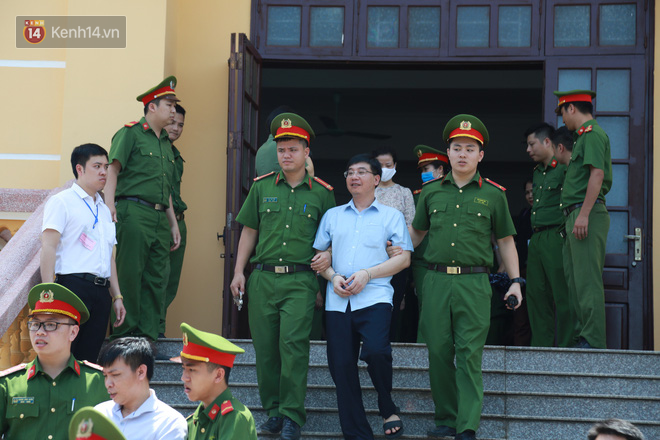 Chùm ảnh: Kẻ khóc ngất, người vẫn cười tươi rồi liên tục giơ 2 ngón tay chào gia đình sau khi bị tuyên án vì gian lận điểm thi THPT ở Hòa Bình - Ảnh 8.