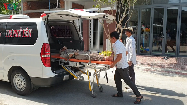 Sập giàn giáo ở Phú Yên khiến 4 người bị thương - Ảnh 1.