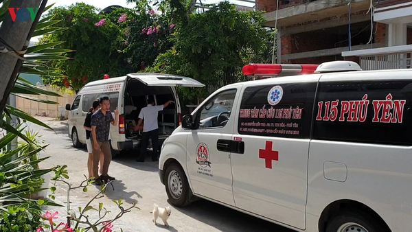 Sập giàn giáo ở Phú Yên khiến 4 người bị thương - Ảnh 2.