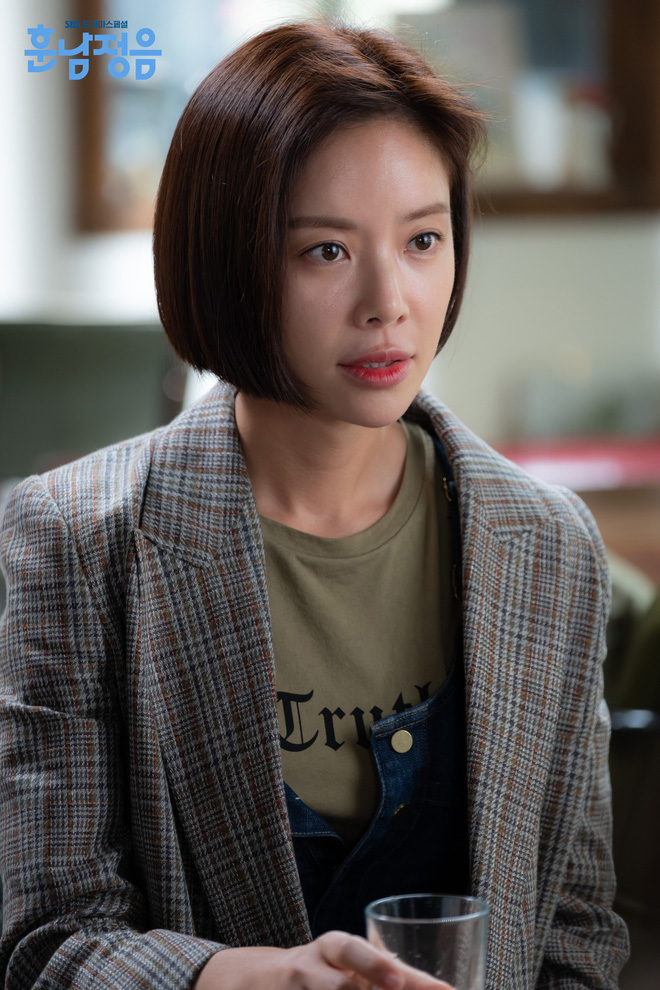 Hwang Jung Eum: Nữ hoàng rom-com đã trở lại lợi hại với vai dì hai quán rượu quyến rũ ở Mystic Pop-up Bar - Ảnh 9.